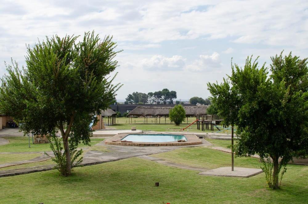 Hotel Matlapeng Country Estate Vanderbijlpark Exterior foto